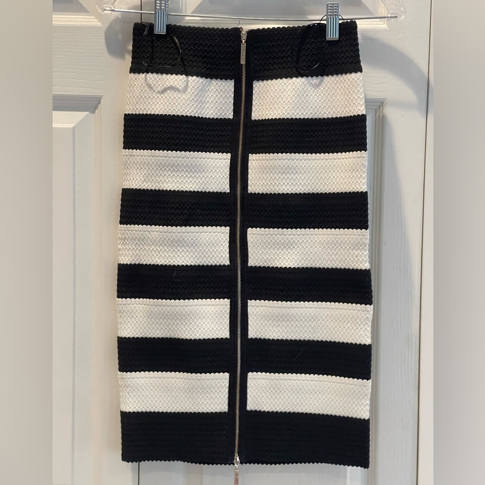 BCBGMaxAzria Women's Textured Bandage Pencil Skirt Stretch White/Black XS - Picture 2 of 4